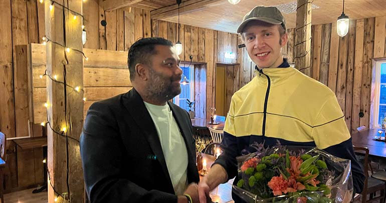 Kommunstyrelsens ordförande Daniel Andersson överlämnar blommor till stipendiaten Jonathan Lundén.