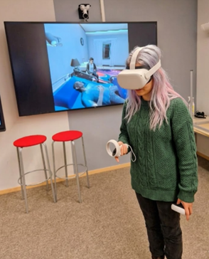 VR glasögon provas av kvinna