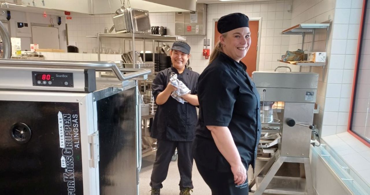 Glad kökspersonal i nytt kök på Jonslunds nya skola