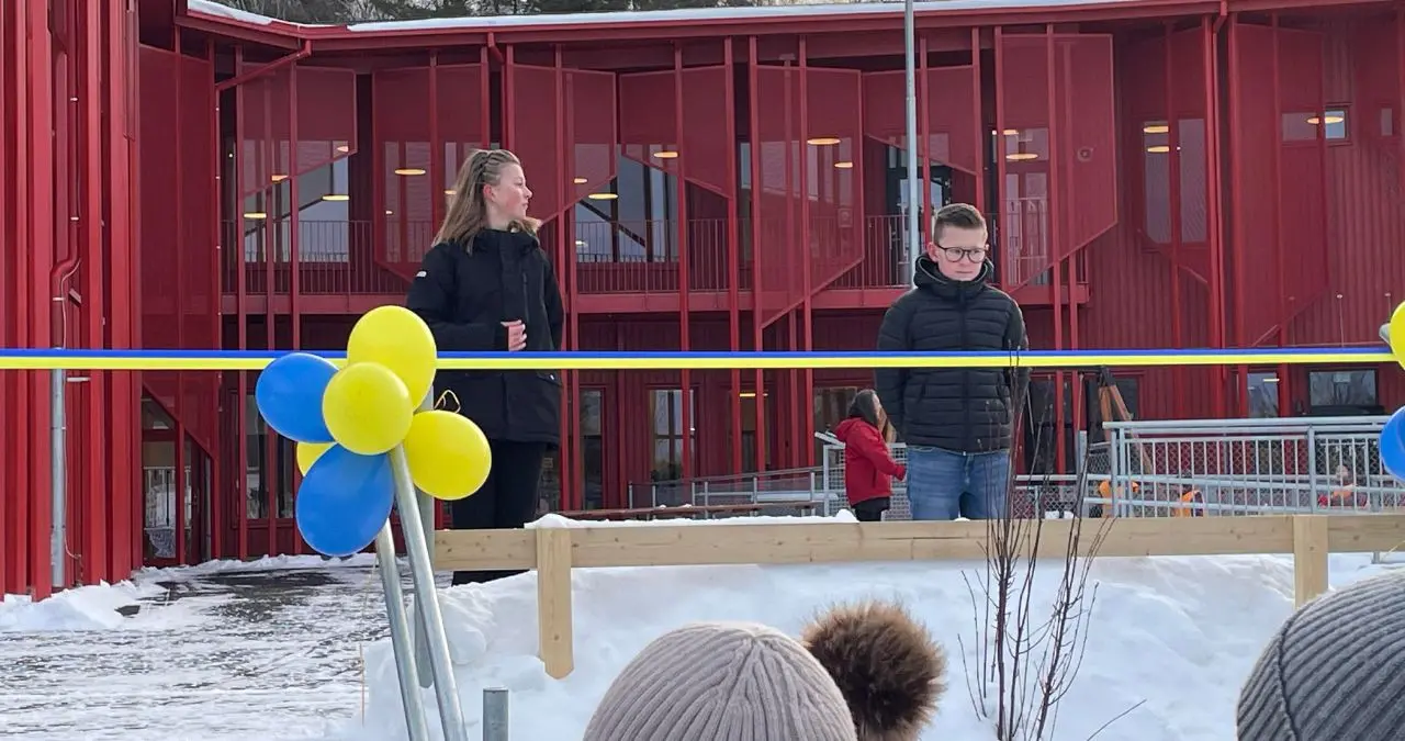 elever klipper invigningsband