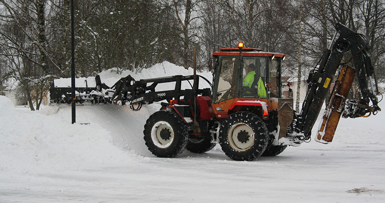 Snöröjning av höga snömassor i Nossebro på Stureplatsen