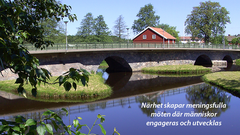 Fotot visar stenvalvsbron i centrala Nossebro med texten Närhet skapar meningsfulla möten där människor engageras och utvecklas