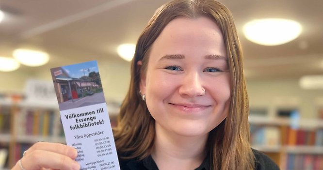 Bibliotekarie Mathilda Björkdahl med det bokmärke som i framtiden ska prydas av elevkonst.