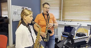 Marie Fri övar med elever vid Kulturskolan. Bilden är tagen vid ett annat tillfälle med en äldre elev.