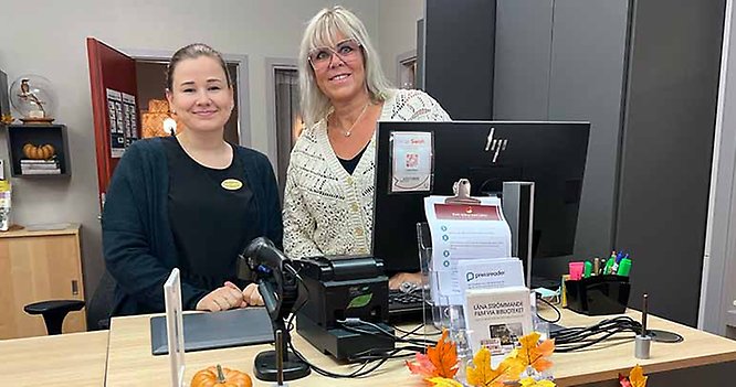 Mathilda Björkdahl och Anette Johansson på biblioteket i Nossebro.