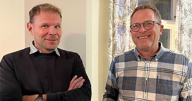 Essunga kommuns ekonomichef Andreas Hasselteg tillsammans med Claes Johansson från Dahrén Sweden.