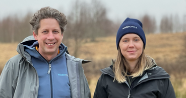 Johan Andersson och Matilda Ahvenainen på WaterCircle letar möjliga platser för framtida våtmarker.